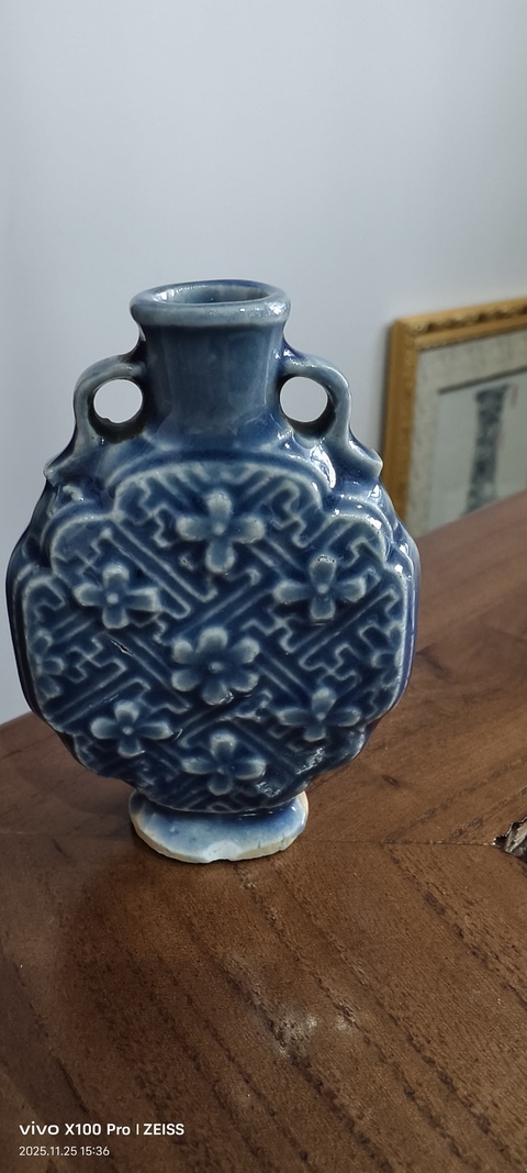 古玩陶瓷藍(lán)釉印花雙耳瓶真品鑒賞圖