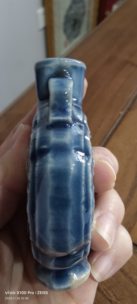 古玩陶瓷藍(lán)釉印花雙耳瓶真品鑒賞圖