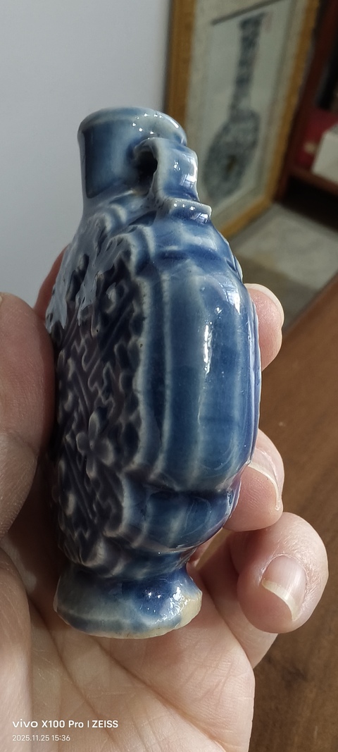 古玩陶瓷藍(lán)釉印花雙耳瓶真品鑒賞圖