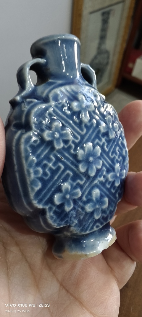 古玩陶瓷藍(lán)釉印花雙耳瓶真品鑒賞圖