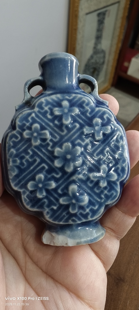 古玩陶瓷藍(lán)釉印花雙耳瓶真品鑒賞圖