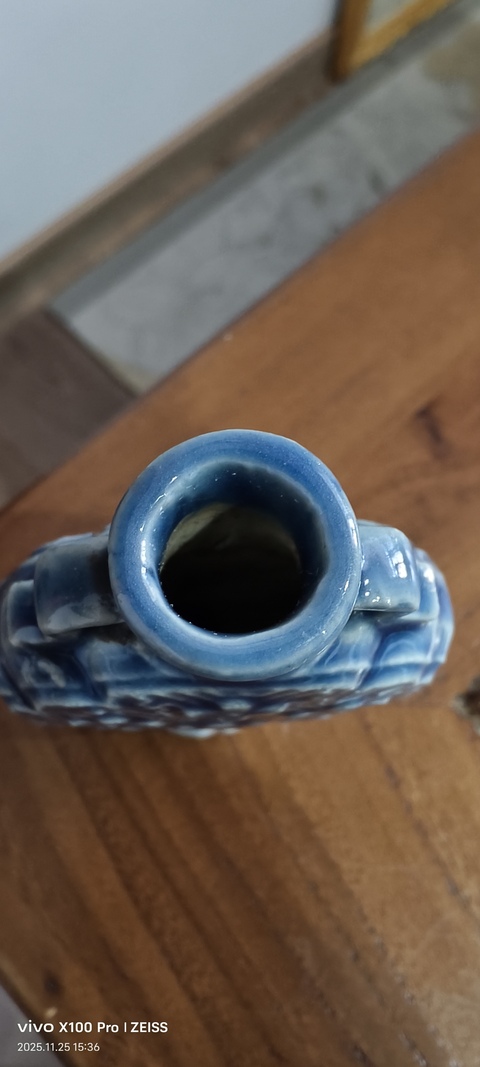 古玩陶瓷藍(lán)釉印花雙耳瓶真品鑒賞圖