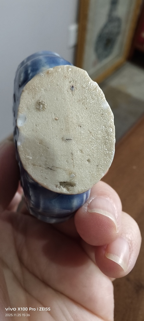 古玩陶瓷藍(lán)釉印花雙耳瓶真品鑒賞圖