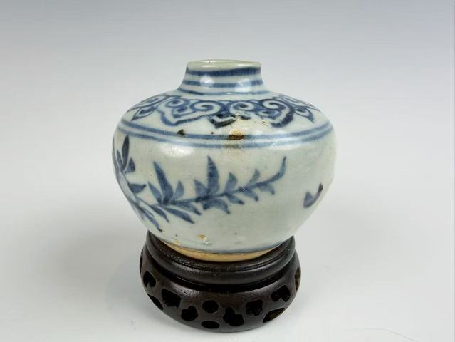 古玩陶瓷明中期·青花如意云頭花卉紋水盂拍賣，當前價格288元