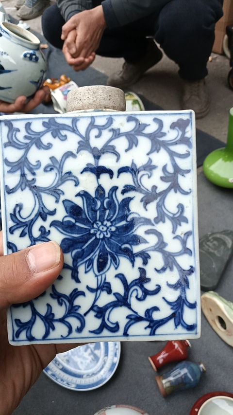 古玩陶瓷青花花卉紋茶葉罐真品鑒賞圖