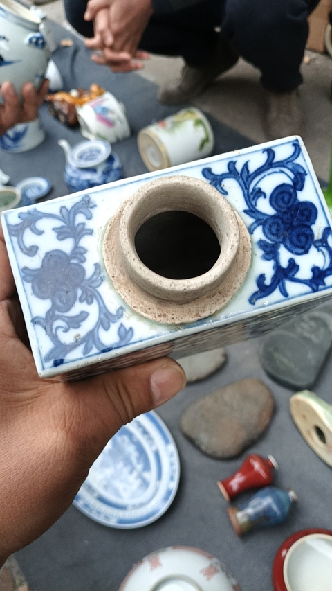 古玩陶瓷青花花卉紋茶葉罐真品鑒賞圖