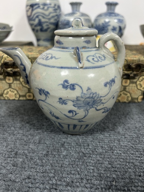 古玩陶瓷青花花卉紋雙系執(zhí)壺真品鑒賞圖