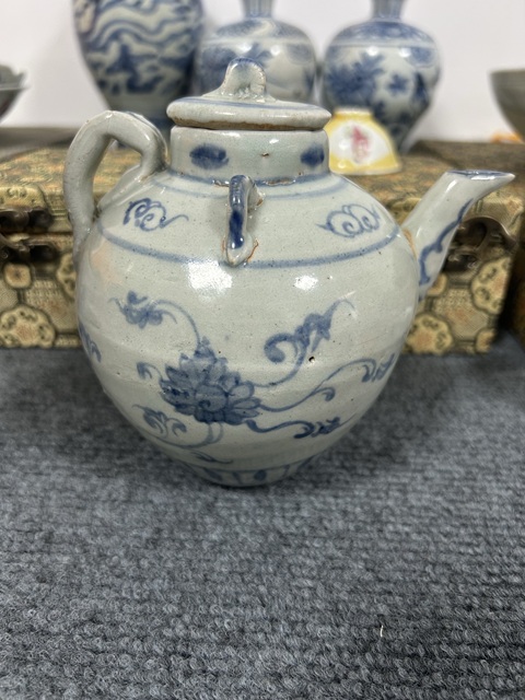 古玩陶瓷青花花卉紋雙系執(zhí)壺真品鑒賞圖