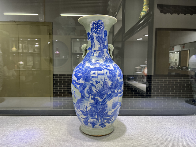 古玩陶瓷清中晚·青釉青花加白山水人物紋象耳瓶真品鑒賞圖