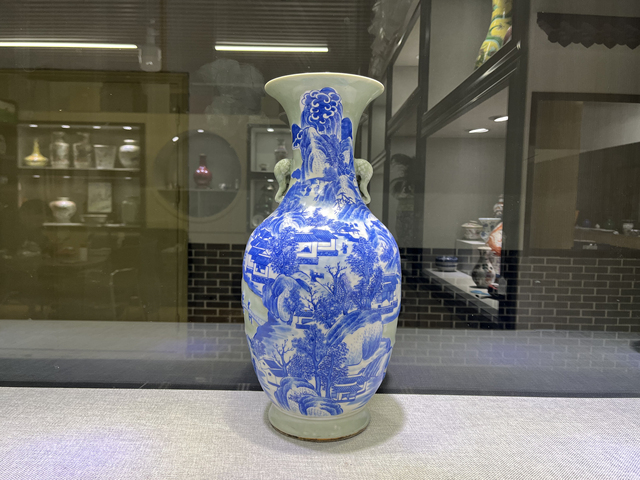 古玩陶瓷清中晚·青釉青花加白山水人物紋象耳瓶真品鑒賞圖