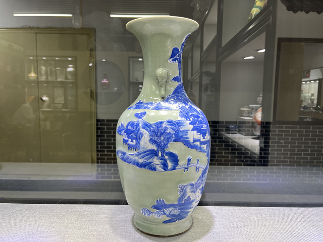 古玩陶瓷清中晚·青釉青花加白山水人物紋象耳瓶真品鑒賞圖