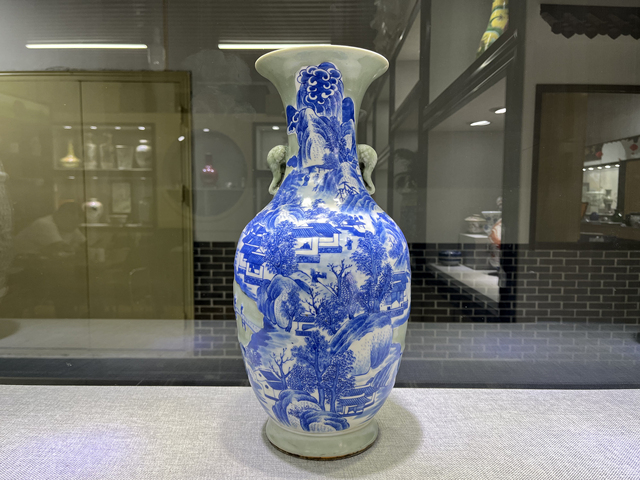 古玩陶瓷清中晚·青釉青花加白山水人物紋象耳瓶真品鑒賞圖