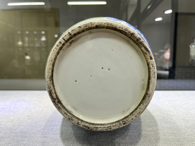 古玩陶瓷清中晚·青釉青花加白山水人物紋象耳瓶真品鑒賞圖