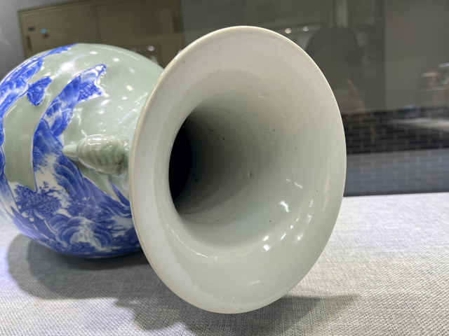 古玩陶瓷清中晚·青釉青花加白山水人物紋象耳瓶真品鑒賞圖