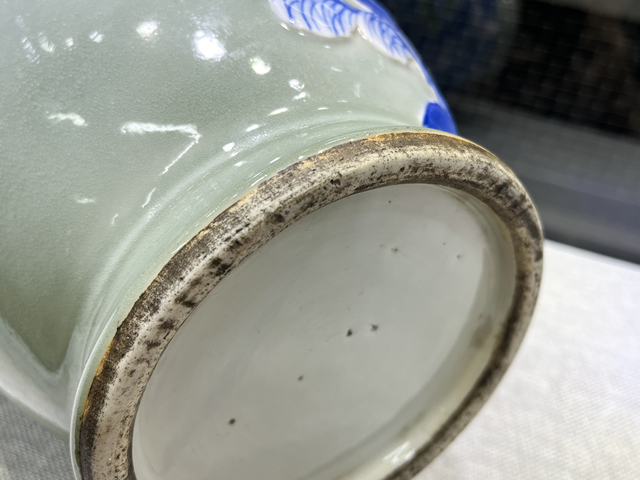 古玩陶瓷清中晚·青釉青花加白山水人物紋象耳瓶真品鑒賞圖