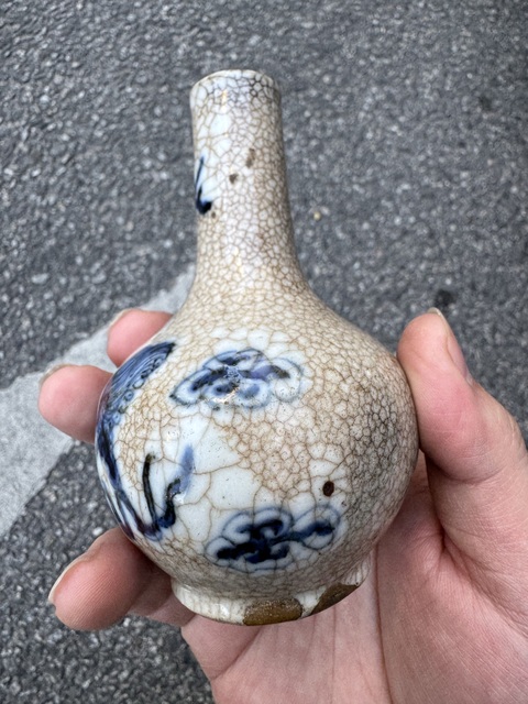 古玩陶瓷哥釉地青花獅紋天球瓶真品鑒賞圖