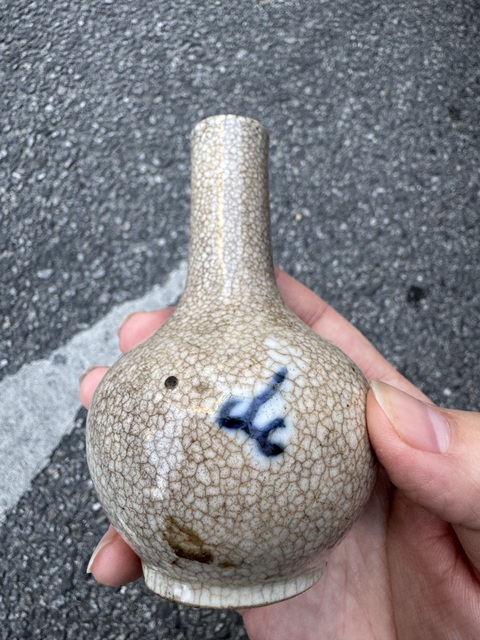 古玩陶瓷哥釉地青花獅紋天球瓶真品鑒賞圖