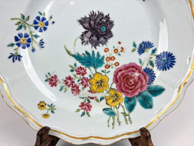 古玩陶瓷清乾隆·粉彩加藍料彩花卉花口盤拍賣，當前價格0元