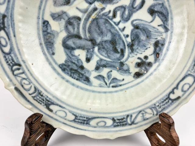 古玩陶瓷明中期·青花麒麟望月花口盤拍賣，當前價格0元