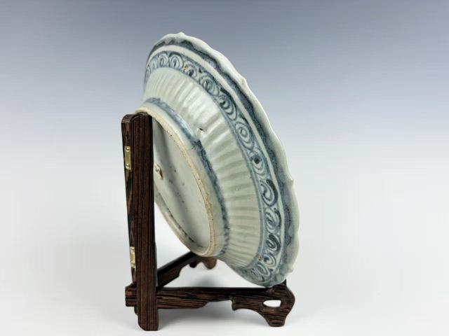 古玩陶瓷明中期·青花麒麟望月花口盤拍賣，當前價格0元