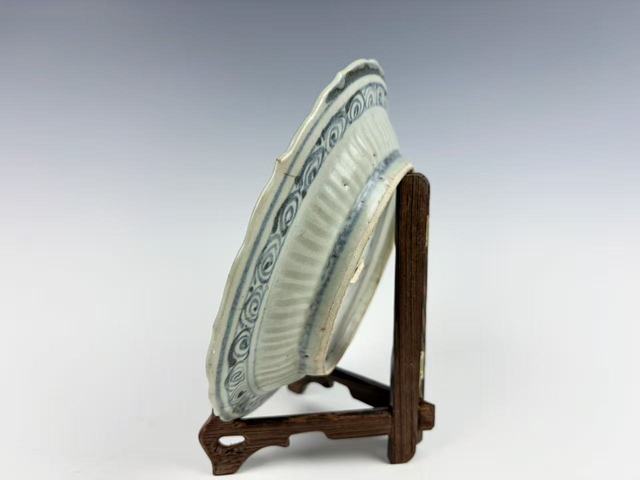 古玩陶瓷明中期·青花麒麟望月花口盤拍賣，當前價格0元