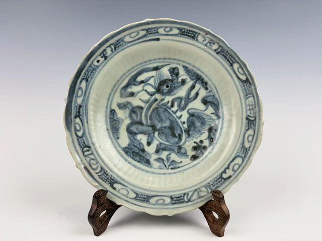 古玩陶瓷明中期·青花麒麟望月花口盤拍賣，當前價格0元