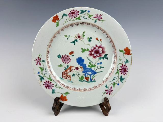 古玩陶瓷清乾隆．粉彩洞石欄桿花卉紋折沿盤真品鑒賞圖