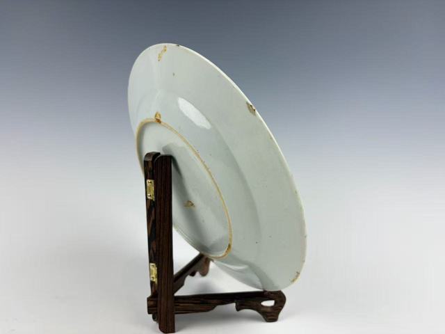 古玩陶瓷清乾隆．粉彩洞石欄桿花卉紋折沿盤真品鑒賞圖