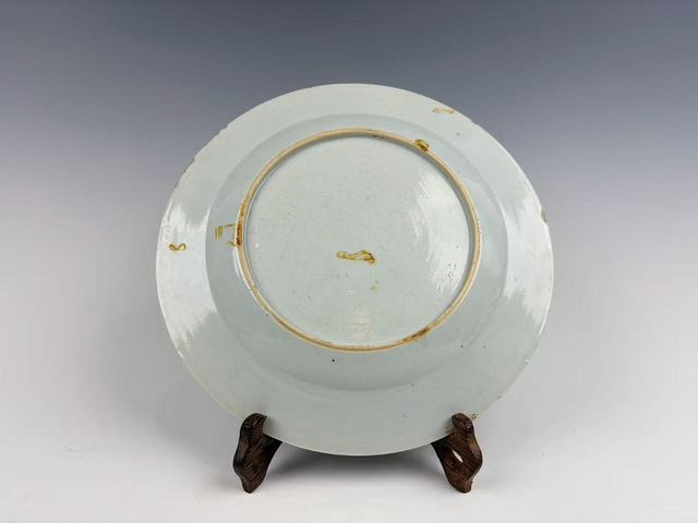 古玩陶瓷清乾隆．粉彩洞石欄桿花卉紋折沿盤真品鑒賞圖