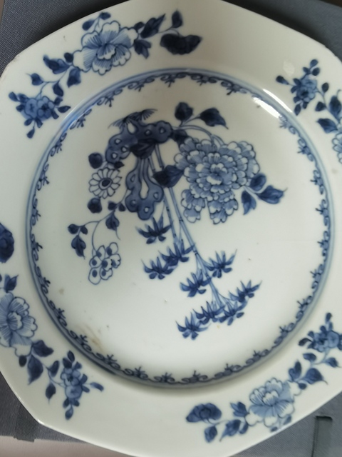 古玩陶瓷清中期青花花卉盤(pán)真品鑒賞圖