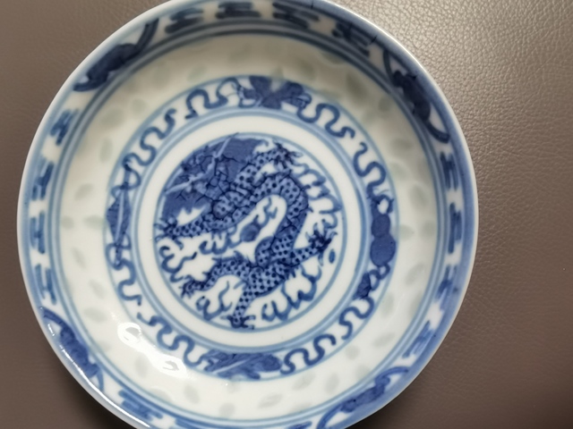 古玩陶瓷清光緒玲瓏青花云龍紋盤真品鑒賞圖