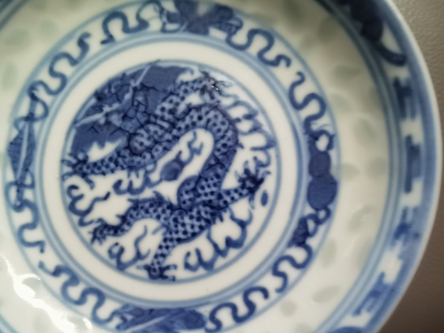 古玩陶瓷清光緒玲瓏青花云龍紋盤真品鑒賞圖