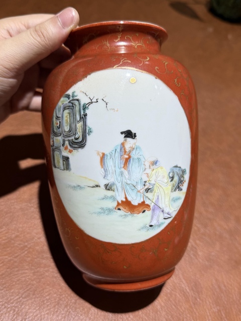 古玩陶瓷珊瑚紅釉描金開光粉彩人物紋燈籠瓶真品鑒賞圖