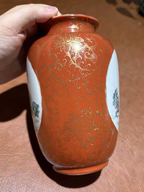 古玩陶瓷珊瑚紅釉描金開光粉彩人物紋燈籠瓶真品鑒賞圖