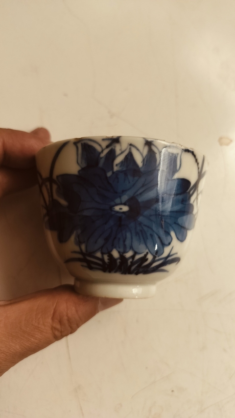 古玩陶瓷蓮池游禽滿池嬌青花杯真品鑒賞圖