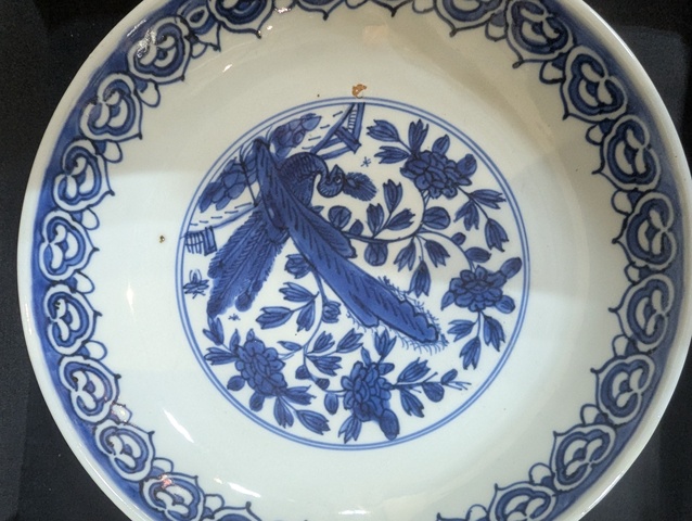 古玩陶瓷花鳥(niǎo)紋青花盤(pán)真品鑒賞圖