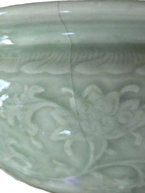 古玩陶瓷清中期 豆青釉剔刻纏枝蓮紋香爐真品鑒賞圖