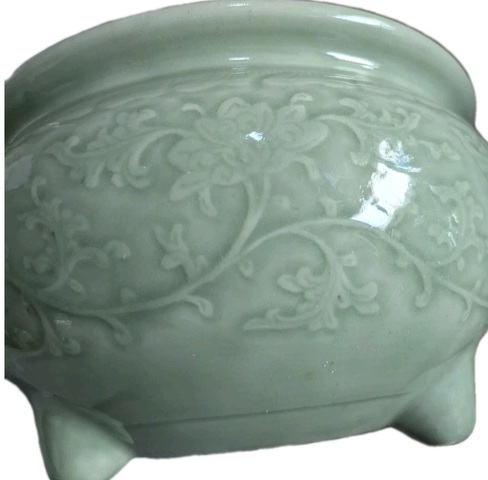 古玩陶瓷清中期 豆青釉剔刻纏枝蓮紋香爐真品鑒賞圖