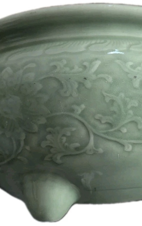 古玩陶瓷清中期 豆青釉剔刻纏枝蓮紋香爐真品鑒賞圖