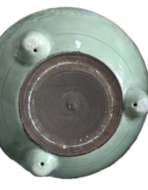 古玩陶瓷清中期 豆青釉剔刻纏枝蓮紋香爐真品鑒賞圖