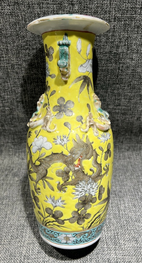 古玩陶瓷黃地粉彩龍紋花口瓶真品鑒賞圖