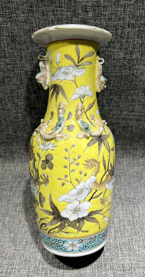 古玩陶瓷黃地粉彩龍紋花口瓶真品鑒賞圖