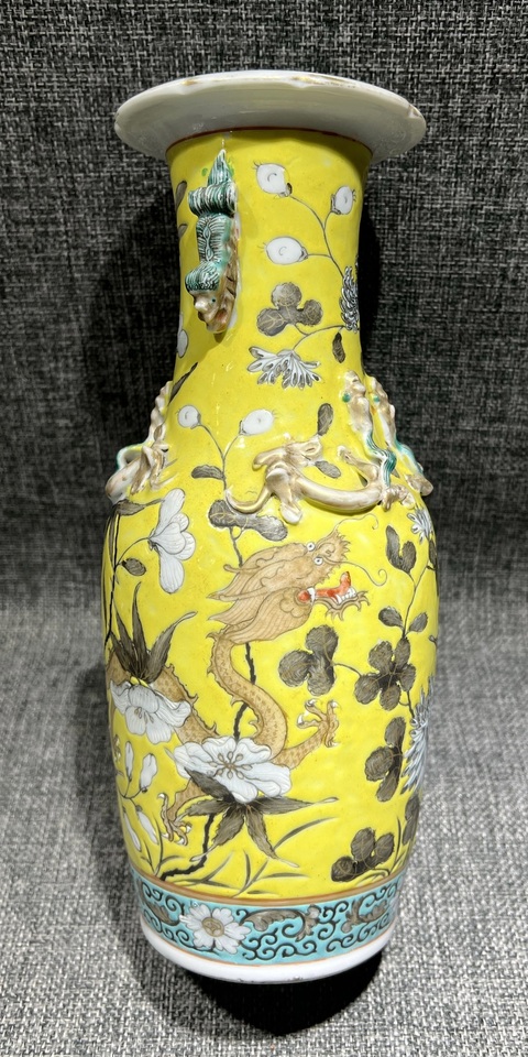 古玩陶瓷黃地粉彩龍紋花口瓶真品鑒賞圖