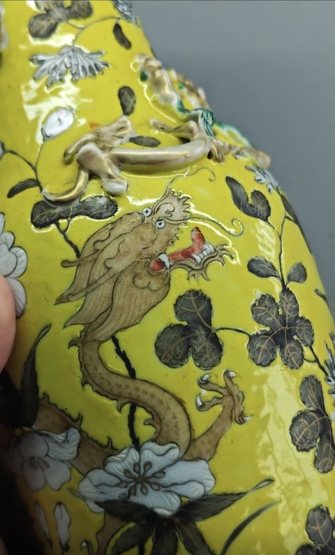 古玩陶瓷黃地粉彩龍紋花口瓶真品鑒賞圖