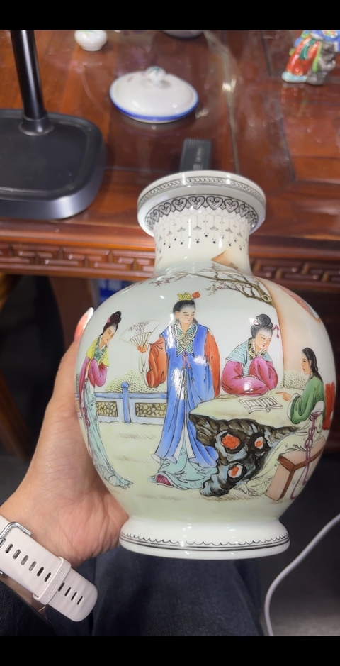 古玩陶瓷粉彩紅樓夢紋飾盤口瓶真品鑒賞圖