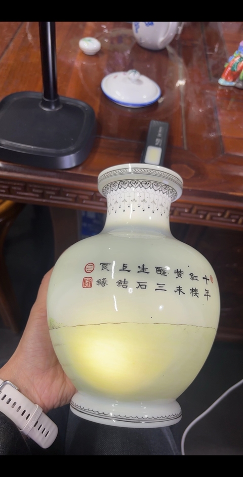 古玩陶瓷粉彩紅樓夢紋飾盤口瓶真品鑒賞圖