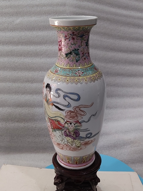 古玩陶瓷粉彩人物紋瓶真品鑒賞圖