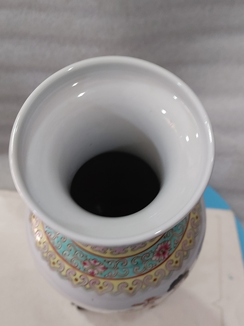 古玩陶瓷粉彩人物紋瓶真品鑒賞圖