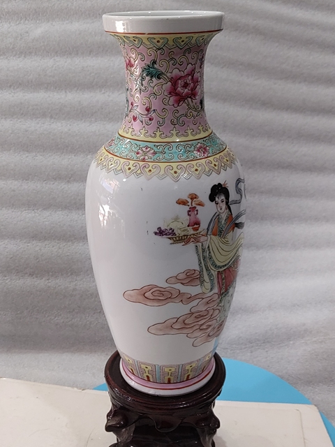 古玩陶瓷粉彩人物紋瓶真品鑒賞圖