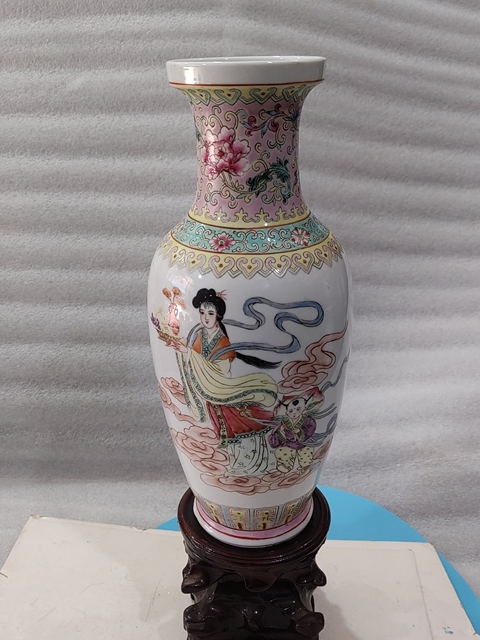 古玩陶瓷粉彩人物紋瓶真品鑒賞圖